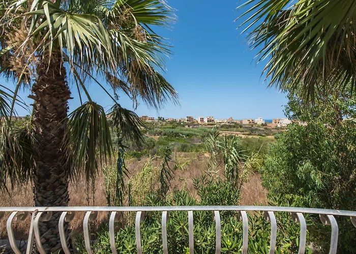 4 Bedroom Farmhouse With Private Pool & Views