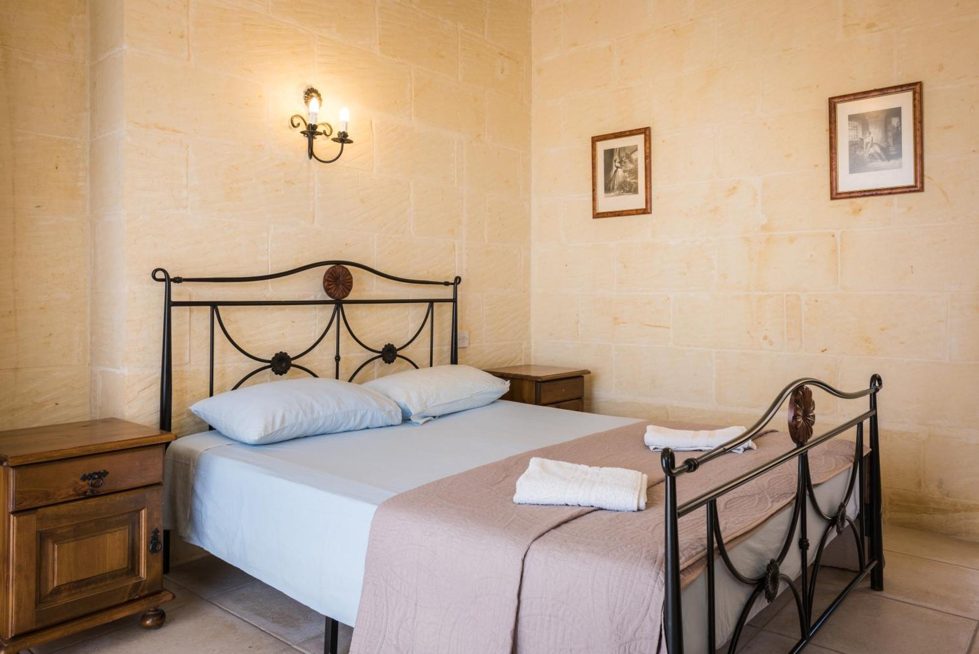 4 Bedroom With Private Pool & Views Holiday home Nadur