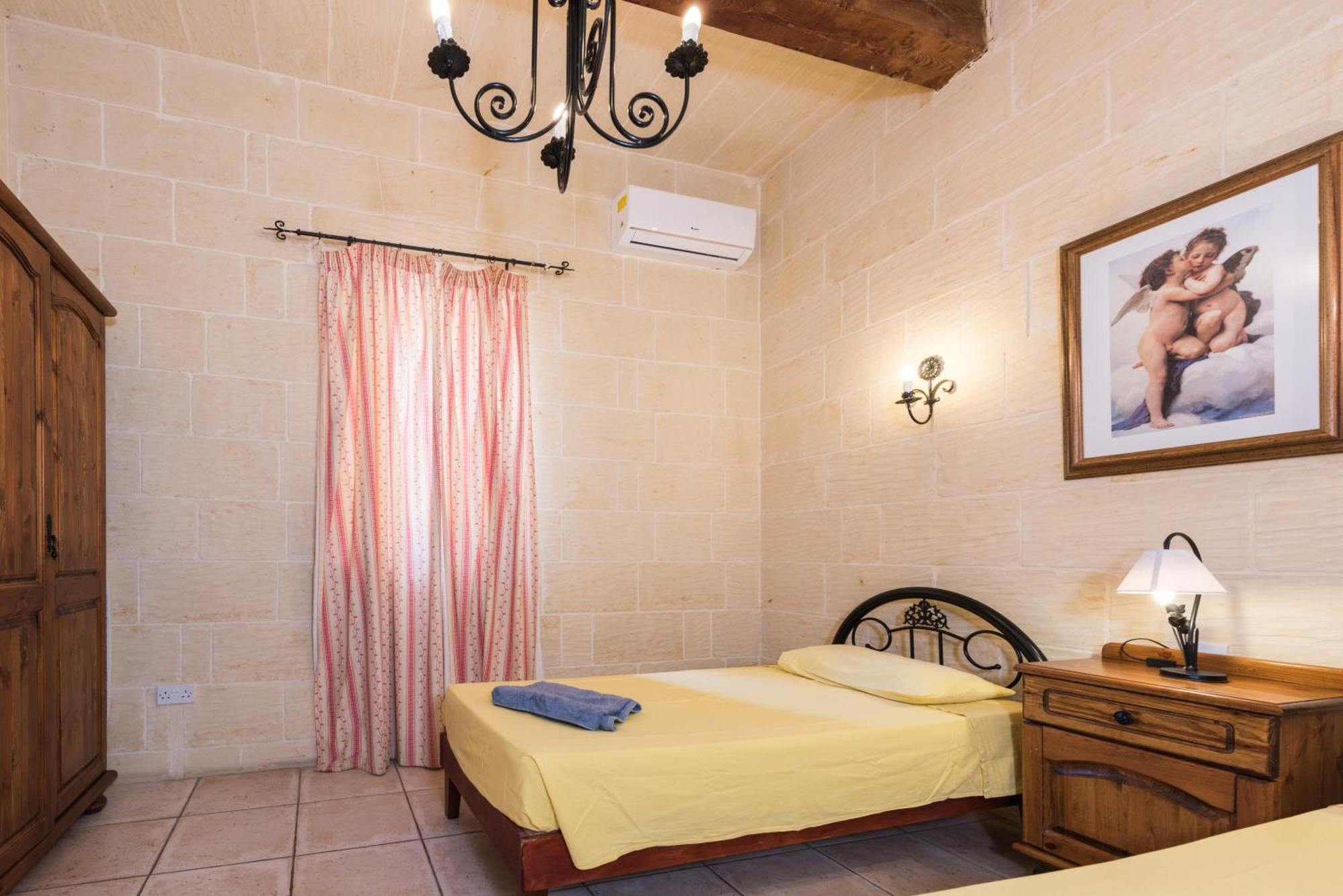 4 Bedroom With Private Pool & Views Nadur